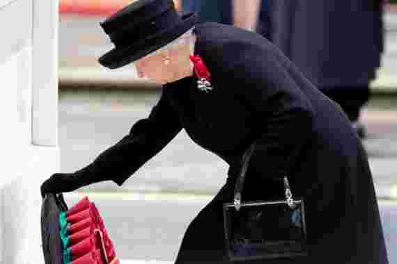 Did you know? Elizabeth II uses her bag to send coded messages