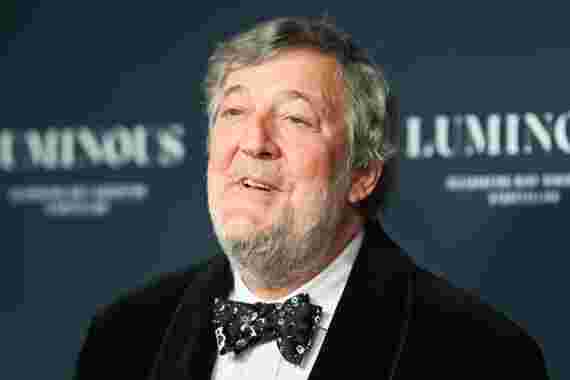 Stephen Fry suffers major fall on stage, what happened to the comedian?